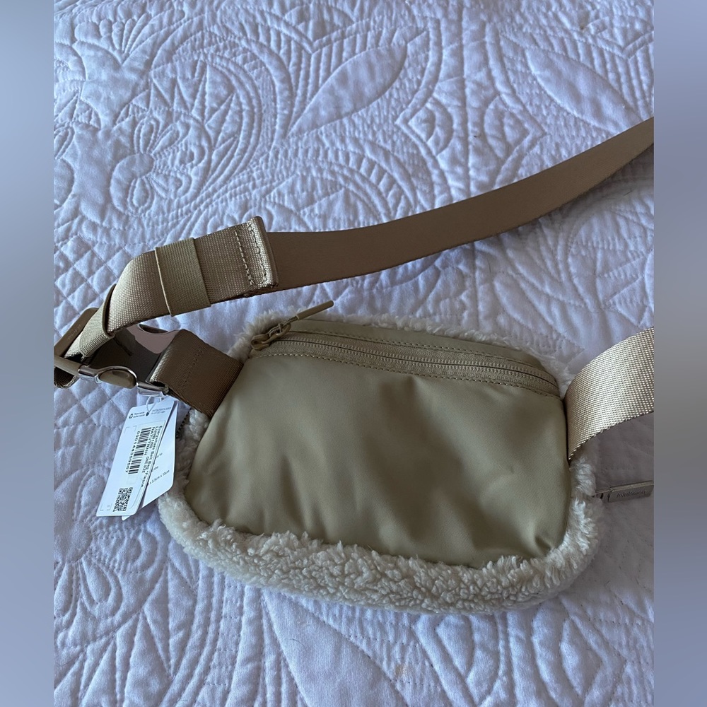 White LuluLemon Everywhere Belt Bag *Fleece - Picture 4 of 7